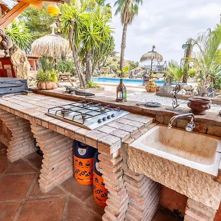 Luxurious Private Pool Hottub & Fireplace