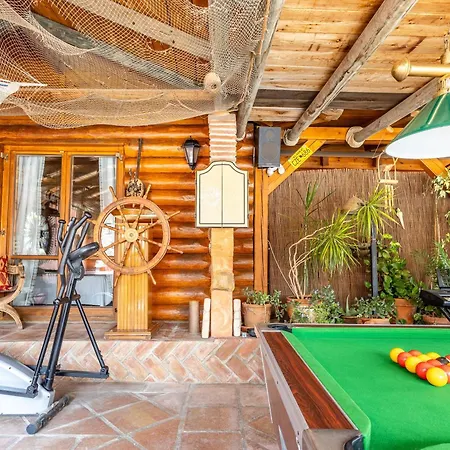 Luxurious Private Pool Hottub & Fireplace Holiday home