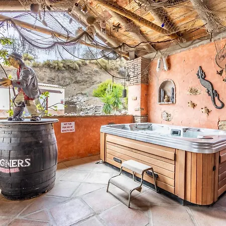 Luxurious Private Pool Hottub & Fireplace *