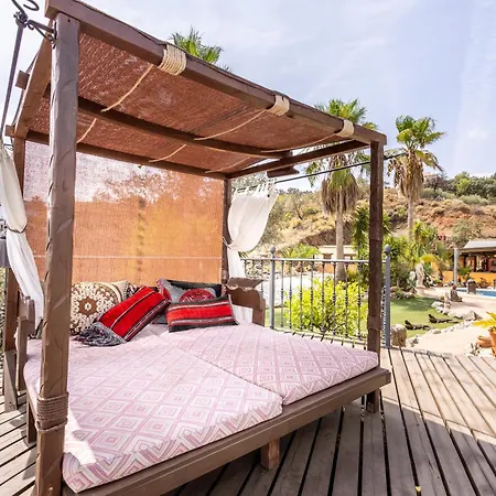 Holiday home Luxurious Private Pool Hottub & Fireplace *